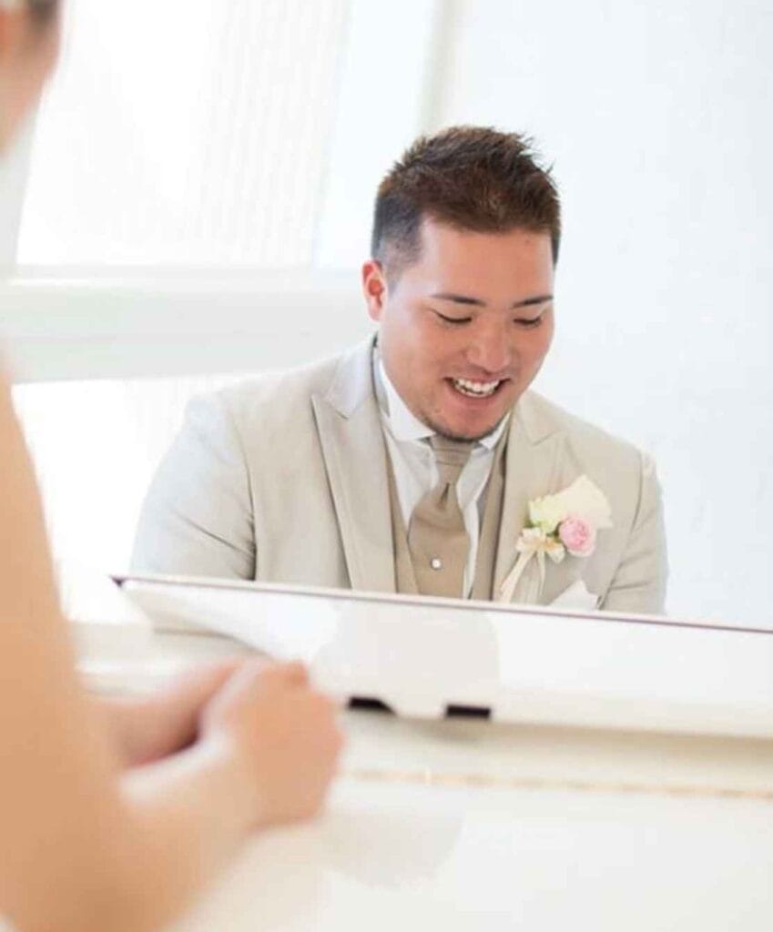 結婚式でピアノを演奏する山川穂高
