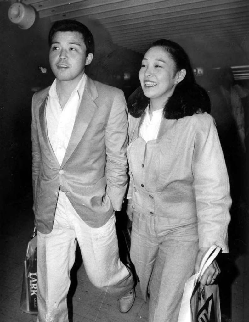 1985年、ハワイ優勝旅行での阪神・岡田彰布内野手（左）と陽子夫人