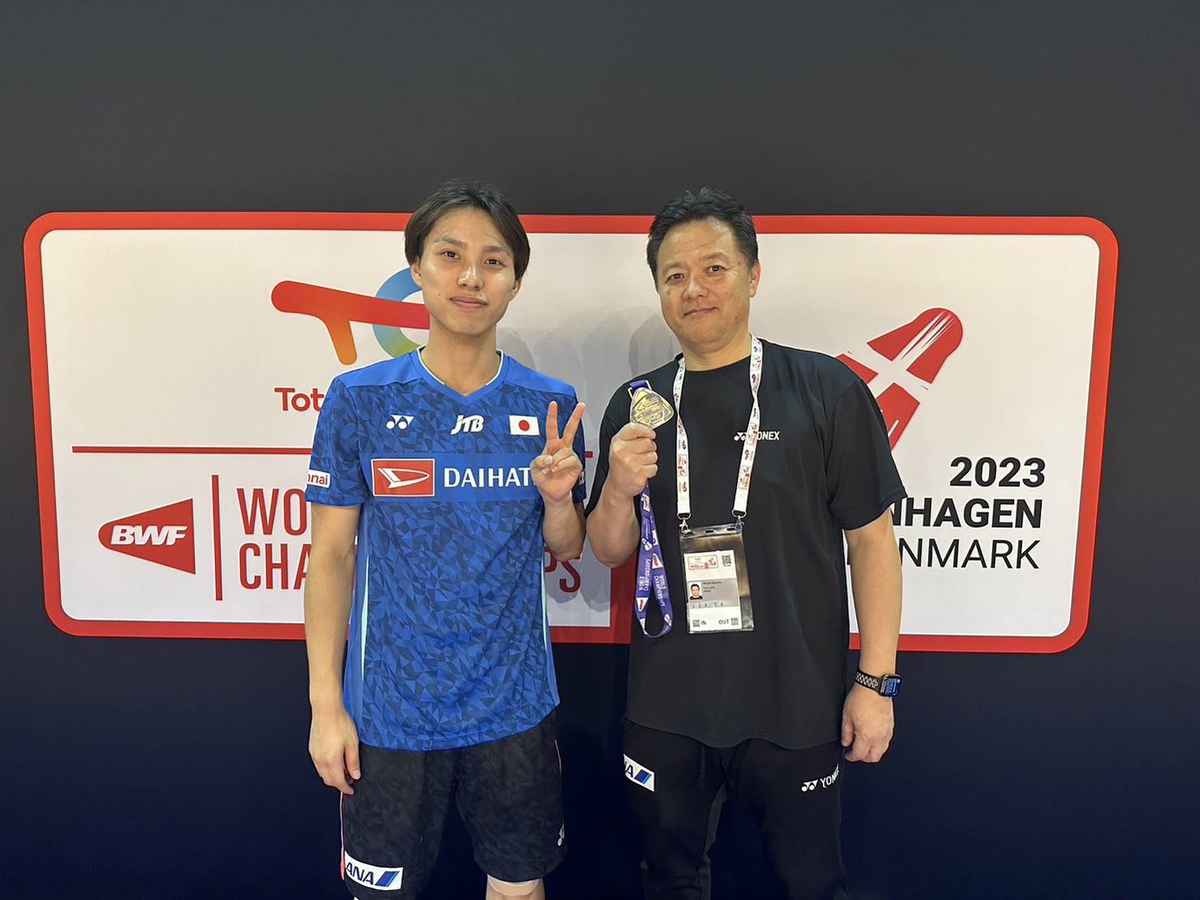 2023年世界選手権で銀メダルの奈良岡功大と父でコーチの浩さん