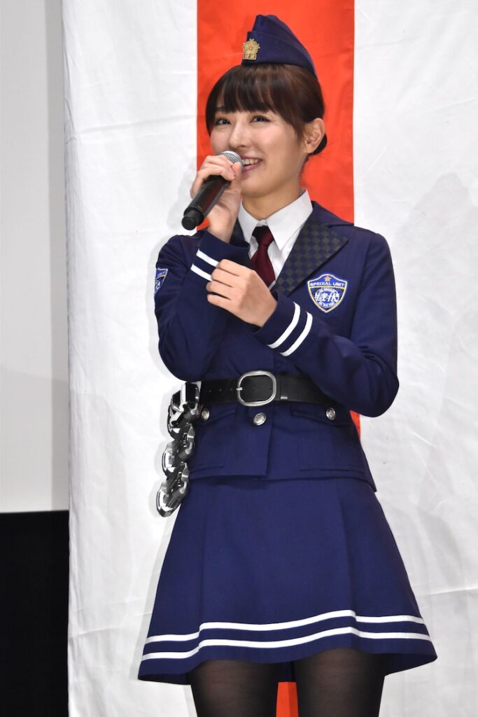 内田理央の警察官コスプレ