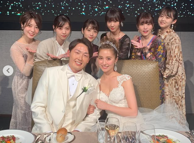 源田壮亮と衛藤美彩の結婚式

後列左から斉藤優里、西野七瀬、若月佑美、永島聖羅、伊藤かりん、伊藤万理華